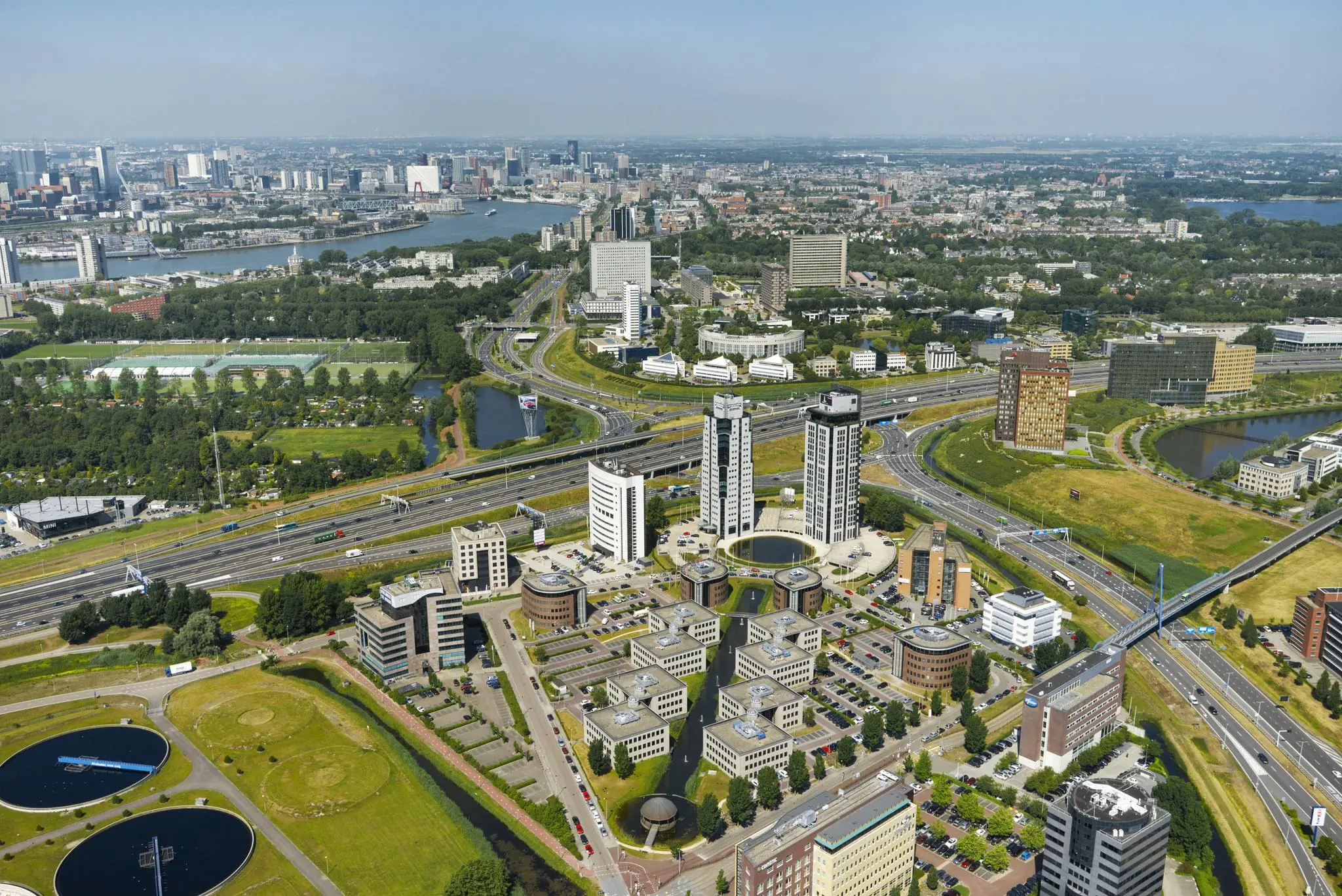 Luchtfoto van het Rivium-bedrijventerrein in Capelle aan den IJssel met op de achtergrond de skyline van Rotterdam.